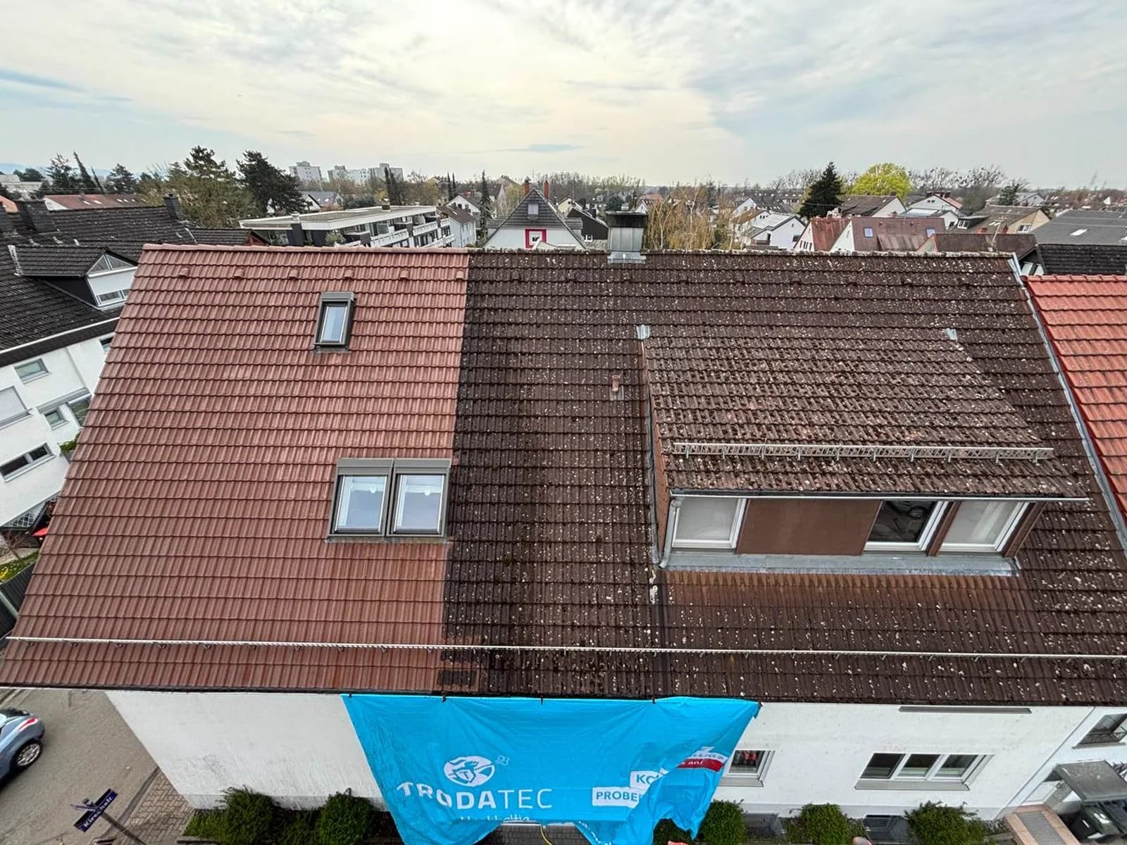 Dachfläche mit TRODATEC-Bannerplane, aus der Drohne fotografiert