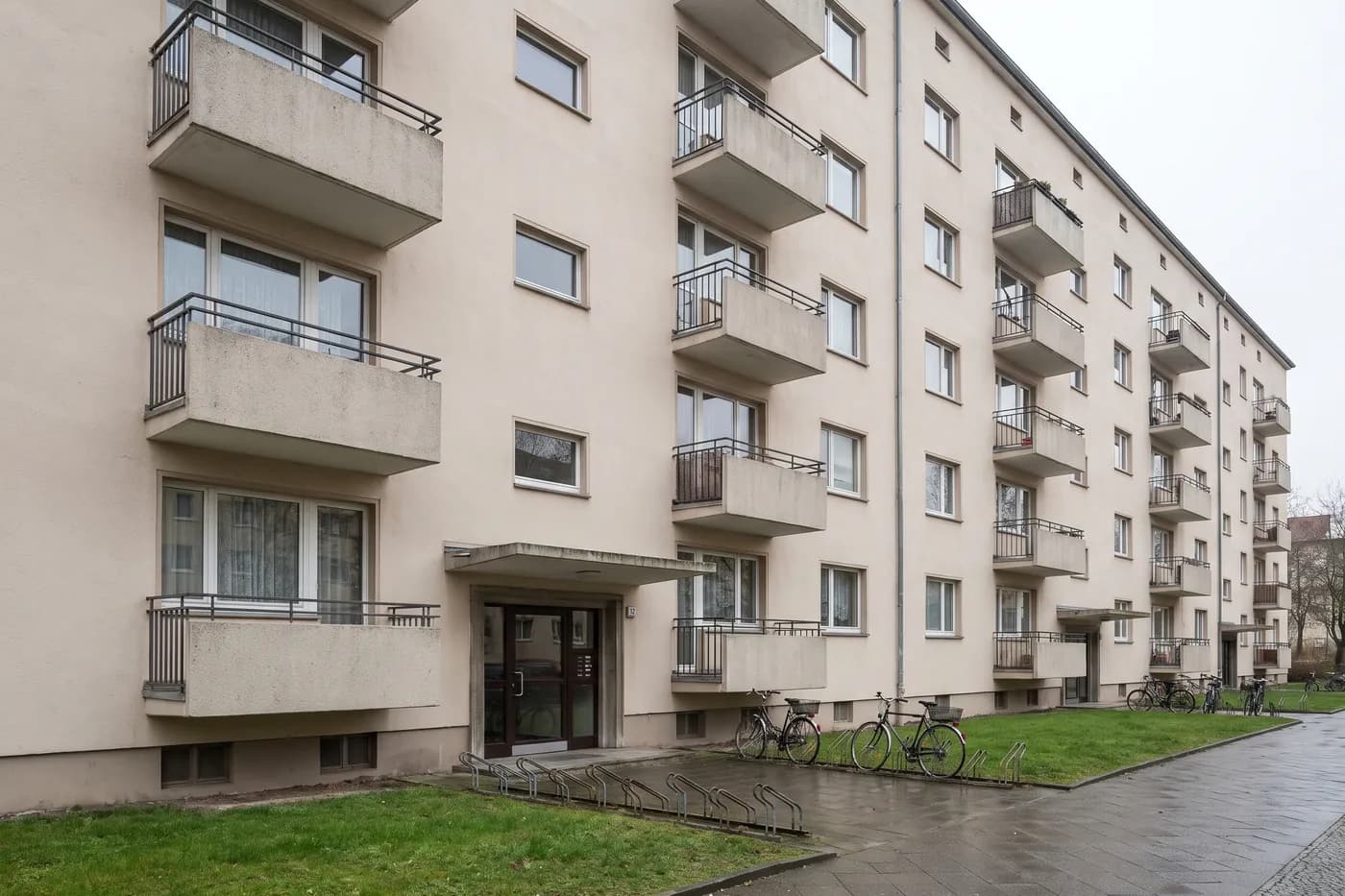 Sechsgeschossiges Mehrfamilienhaus der 1960er-Jahre mit Balkonreihen