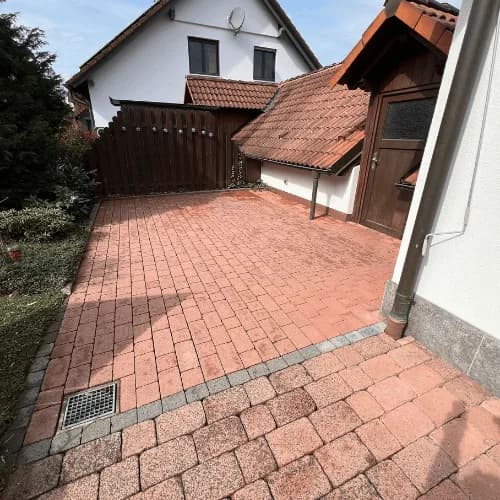 Dieselbe Hofeinfahrt nach der chemiefreien Steinreinigung, klare Steinfarbe